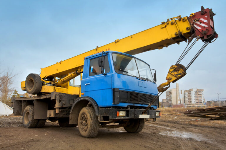 Lorry Crane Singapore: Why Integrated Lifting and Transportation Matters for Modern Projects